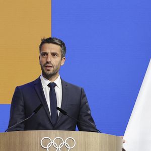 Tony Estanguet prête serment après être devenu un nouveau membre du Comité International Olympique (CIO) lors de la troisième journée de la 144e session du CIO à Costa Navarino, en Grèce, le 21 mars 2025. Photo by Cao Can/Xinhua/ABACAPRESS.COM