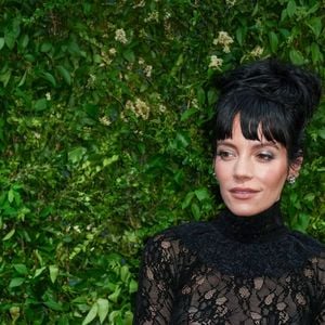Son propre vécu familial a influencé cette décision.

Lily Allen au photocall du dîner Chanel lors du Festival du Film de Tribeca à New York, le 13 juin 2022.
STARMAX / BESTIMAGE