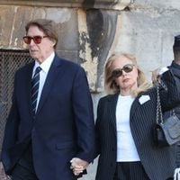 Sylvie Vartan main dans la main avec Tony Scotti et David Hallyday soutenu par Alexandra Pastor pour le grand départ de Nathalie Baye