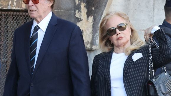 Sylvie Vartan main dans la main avec Tony Scotti et David Hallyday soutenu par Alexandra Pastor pour le grand départ de Nathalie Baye