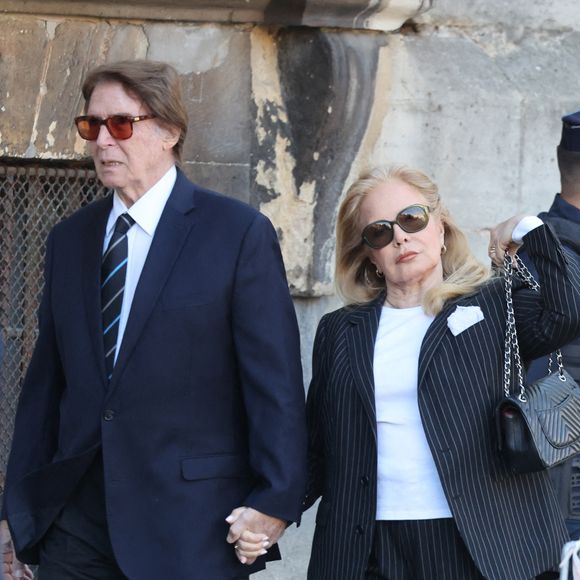 Un ultime hommage a été rendu à Nathalie Baye.

Sylvie Vartan et son mari Tony Scotti - Obsèques de Nathalie Baye en l'église Saint-Sulpice à Paris © Dominique Jacovides - Coadic Guirec / Bestimage