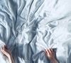 Pendant les mois d'été, ce processus s'accélère. Les températures élevées favorisent une transpiration plus importante pendant notre sommeil, et l'humidité crée un environnement propice à la prolifération d'acariens et d'autres micro-organismes.

Image Unsplash