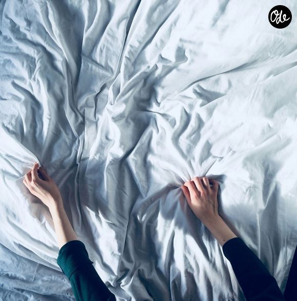 Pendant les mois d'été, ce processus s'accélère. Les températures élevées favorisent une transpiration plus importante pendant notre sommeil, et l'humidité crée un environnement propice à la prolifération d'acariens et d'autres micro-organismes.

Image Unsplash