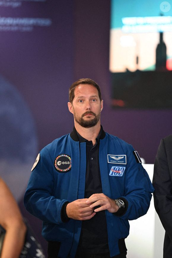 Thomas Pesquet, premier commandant français de l'ISS, était présent à l'événement.
Le 20 juin 2025, le président Emmanuel Macron a assisté à la 55e édition du Salon international de l'aéronautique et de l'espace (SIAE) qui s'est tenu à l'aéroport de Paris-Le Bourget, au nord de Paris. A son arrivée, il entre dans le pavillon du Paris Space Hub, visite le stand d'Eutelsat et se connecte en direct avec l'astronaute Sophie Adenot de Houston. La visite se termine par un discours du Président devant des professionnels de l'aérospatiale et des leaders de l'industrie. Photo Jeanne Accorsini/Pool/ABACAPRESS.COM