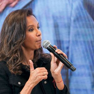 Entre télévision, entrepreneuriat et nouvelles passions, Karine Le Marchand mène une vie loin des plateaux particulièrement riche.

Karine Le Marchand lors du Salon international de l'agriculture (SIA) de Paris 2025, le 27 février 2025 à Paris, en France. Photo : Alexis Jumeau/ABACAPRESS.COM