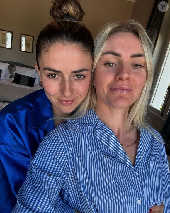 Habillées toutes les deux d'une belle robe blanche, les deux femmes ont partagé plusieurs images de cette journée inoubliable sur Instagram. 

Ellie Carpenter et Daniëlle Van de Donk sur Instagram, 2025