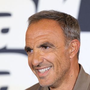 L'animateur français Nikos Aliagas pose lors d'un photocall pour présenter la nouvelle saison de l'émission Star Academy au Grand Rex à Paris le 29 septembre 2025. Photo par Alexis Jumeau/ABACAPRESS.COM