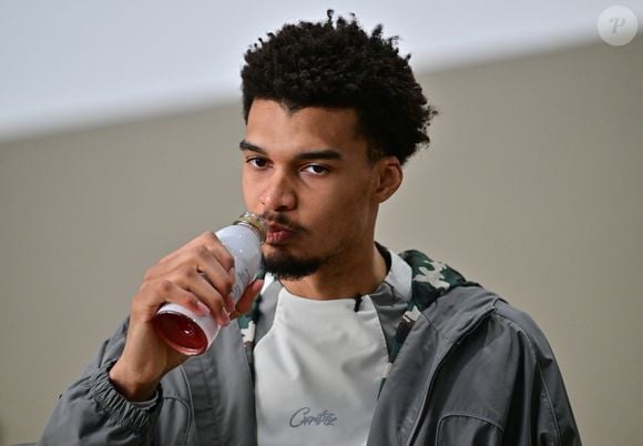Le joueur international français de basket-ball  et pivot des Spurs de San Antonio (NBA) Victor Wembanyama est revenu dans sa ville du Chesnay-Rocquencourt (Yvelines) pour inaugurer deux terrains de basket en partie financés par la fondation des San Antonio Spurs, en France, le 21 janvier 2025. © Christian Liewig/Bestimage