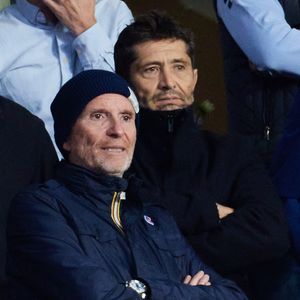 Denis Brogniart, Bixente Lizarazu - dans les tribunes de la coupe du Monde de Rugby France 2023 - Match de quart de finale "France-Afrique du Sud (28-29)" au Stade de France à Saint-Denis 15 octobre 2023. © Moreau-Jacovides/Bestimage