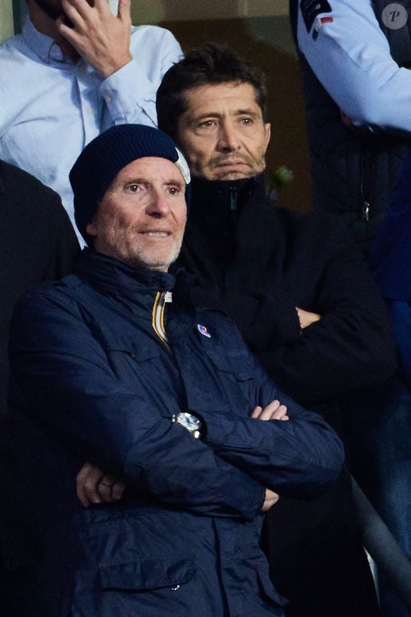 Denis Brogniart, Bixente Lizarazu - dans les tribunes de la coupe du Monde de Rugby France 2023 - Match de quart de finale "France-Afrique du Sud (28-29)" au Stade de France à Saint-Denis 15 octobre 2023. © Moreau-Jacovides/Bestimage