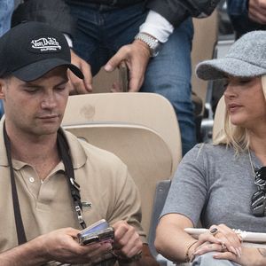 Aperçue le 6 juin 2025 aux côtés d'un mystérieux jeune homme dans les gradins de Roland Garros,

Kelly Vedovelli et son petit frère Lucas en tribunes lors des Internationaux de France de Tennis de Roland Garros 2025, à Paris, France, le 6 juin 2025. © Jacovides-Moreau/Bestimage