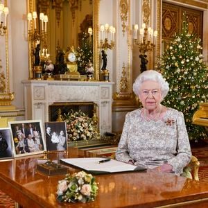 Info - La reine Elizabeth II reste à Windsor pour Noël, une première depuis les années 1980 - Info - Un valet proche de la reine Elizabeth II testé positif au coronavirus - La reine Elisabeth II d'Angleterre enregistre son message de Noël dans la "White Drawing Room" au Palais de Buckingham à Londres. Le 23 décembre 2018.