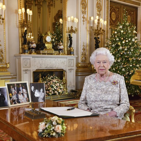 Info - La reine Elizabeth II reste à Windsor pour Noël, une première depuis les années 1980 - Info - Un valet proche de la reine Elizabeth II testé positif au coronavirus - La reine Elisabeth II d'Angleterre enregistre son message de Noël dans la "White Drawing Room" au Palais de Buckingham à Londres. Le 23 décembre 2018.