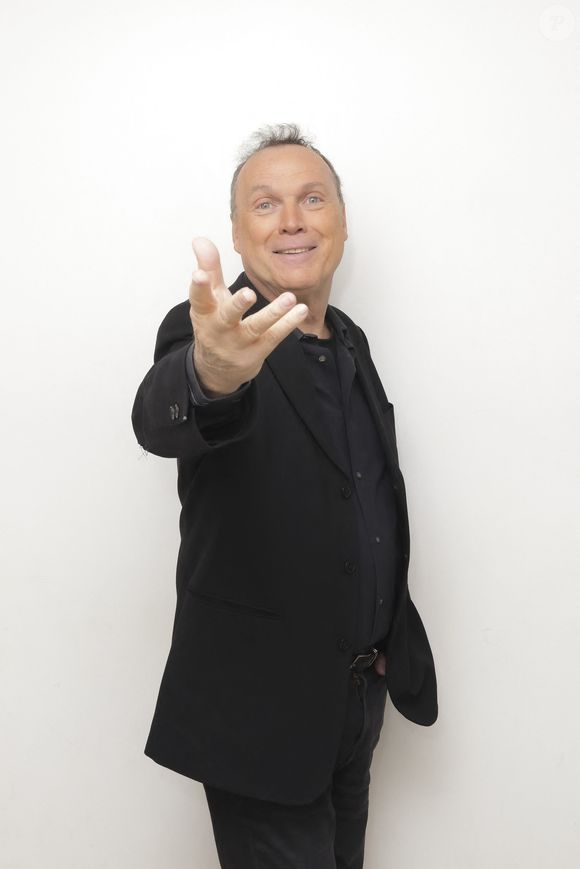Exclusif -  Julien Lepers - Julien Lepers pose en marge de sa venue à l’émission TPMP People, enregistrée le 10/03/2023, présentée par M.Delormeau et diffusée le 11/03/2023 - Paris le 11/03/2023 - © Jack Tribeca / Bestimage