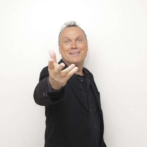 Exclusif -  Julien Lepers - Julien Lepers pose en marge de sa venue à l’émission TPMP People, enregistrée le 10/03/2023, présentée par M.Delormeau et diffusée le 11/03/2023 - Paris le 11/03/2023 - © Jack Tribeca / Bestimage