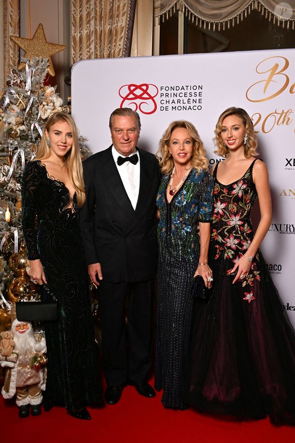 Le Prince Charles de Bourbon des Deux Siciles, la princesse Camilla, leurs filles, les princesses Maria Carolina et Maria Chiara lors du Bal de Noël à la salle Empire de l'hôtel de Paris à Monaco, le 12 décembre 2025. © Bruno Bebert / Bestimage