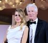 Ensemble, ils forment une famille recomposée avec leurs enfants Alexander, James, Homer et Albert.

Richard Gere, sa femme Alejandra Silva - sur le tapis rouge de la Mostra de Venise.
© Zuma Press / Bestimage