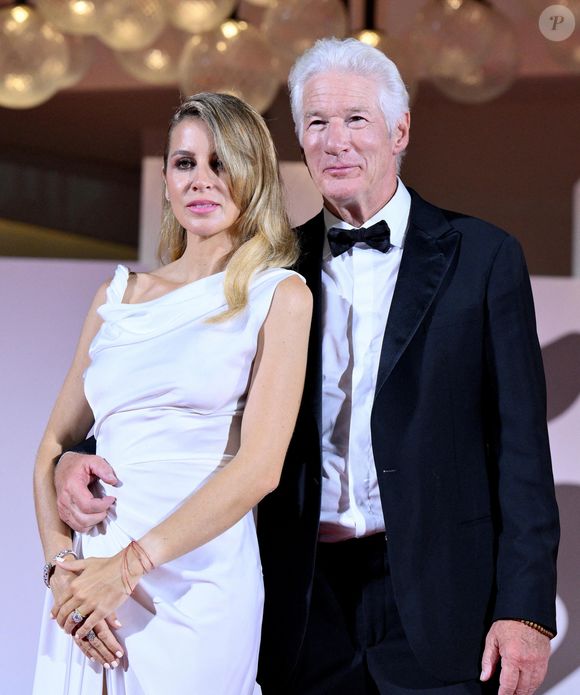 Ensemble, ils forment une famille recomposée avec leurs enfants Alexander, James, Homer et Albert.

Richard Gere, sa femme Alejandra Silva - sur le tapis rouge de la Mostra de Venise.
© Zuma Press / Bestimage
