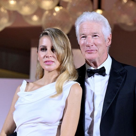 Ensemble, ils forment une famille recomposée avec leurs enfants Alexander, James, Homer et Albert.

Richard Gere, sa femme Alejandra Silva - sur le tapis rouge de la Mostra de Venise.
© Zuma Press / Bestimage