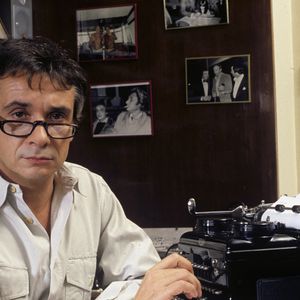 Entièrement de plain-pied, elle comprend notamment une piscine intérieure, une salle de sport, un sauna, un ascenseur et un logement de gardien. 

Archives - En France, à Paris, Michel Sardou chez lui en novembre 1985.

Michel Ristroph via Bestimage