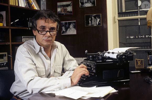 Entièrement de plain-pied, elle comprend notamment une piscine intérieure, une salle de sport, un sauna, un ascenseur et un logement de gardien. 

Archives - En France, à Paris, Michel Sardou chez lui en novembre 1985.

Michel Ristroph via Bestimage