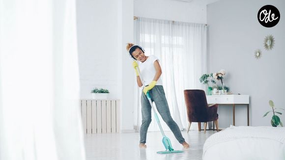 Une serpillière bien essorée et peu de produit limitent aussi les marques.

Pexels