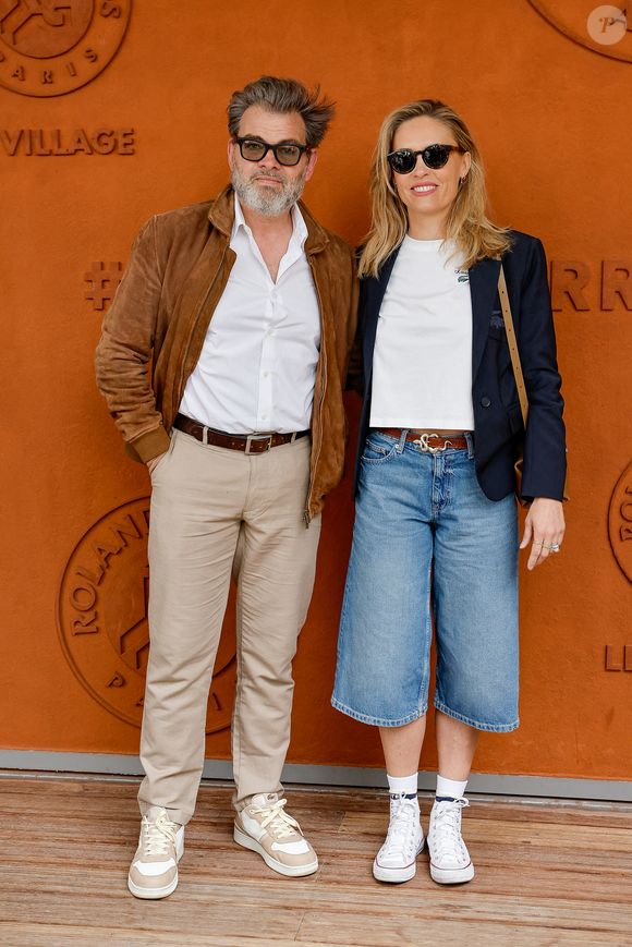 Clovis Cornillac et sa femme Lilou Fogli au village lors des Internationaux de France de Tennis de Roland Garros 2025, à Paris, France, le 8 juin 2025. © Cyril Moreau/Bestimage