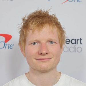 Il s'agit du chanteur britannique Ed Sheeran.

Ed Sheeran à Las Vegan le 20 septembre 2025. 

Photo : Crash / imageSPACE via ZUMA Press Wire