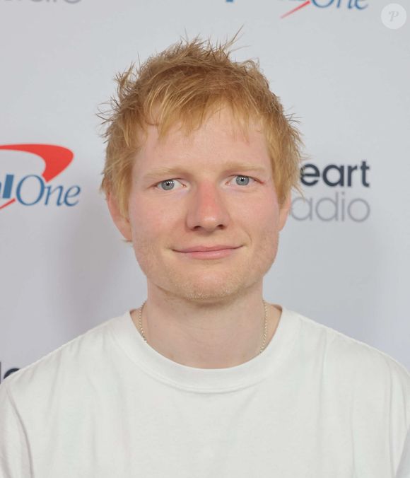 Il s'agit du chanteur britannique Ed Sheeran.

Ed Sheeran à Las Vegan le 20 septembre 2025. 

Photo : Crash / imageSPACE via ZUMA Press Wire