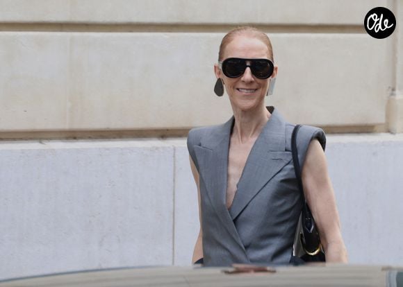 Elle n'a pas arrêté de chanter et a poursuivi sa prestation comme si de rien n'était. Mais quelques minutes avant la fin du concert, c'est sa mémoire qui lui a joué un mauvais tour.

Céline Dion sort de l'hôtel Royal Monceau à Paris le 3 octobre 2026 © Denis Guignebourg / Bestimage