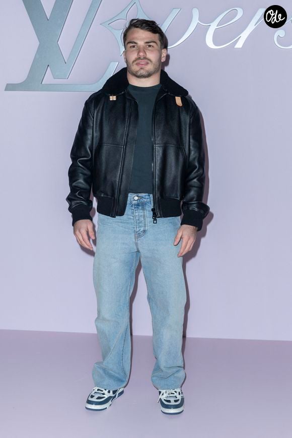 Le capitaine des Bleus a partagé sa déception dans un message publié sur Instagram : "C’est le cœur lourd…"

Antoine Dupont - Photocall pour le défilé Louis Vuitton prêt à porter hommes Automne / hiver  2025 - 2026 lors de la fashion week à Paris le 21 2025. © Olivier Borde /Bestimage