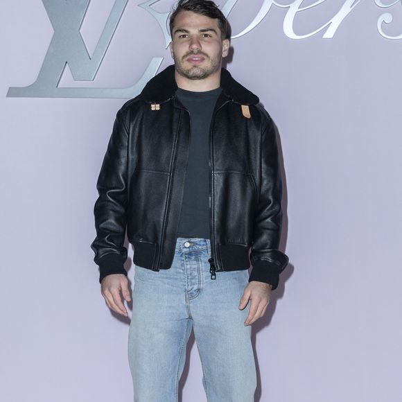 Le capitaine des Bleus a partagé sa déception dans un message publié sur Instagram : "C’est le cœur lourd…"

Antoine Dupont - Photocall pour le défilé Louis Vuitton prêt à porter hommes Automne / hiver  2025 - 2026 lors de la fashion week à Paris le 21 2025. © Olivier Borde /Bestimage
