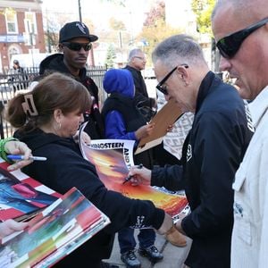 C'est lors d'un entretien avec "The Times" que Bruce Springsteen a expliqué ce qui lui permet de tenir le coup : il suit le régime OMAD.


Bruce Springsteen sur le set de Deliver Me From Nowhere à Bayonne New Jersey, dans lequel Jeremy Allen White l'interprète. Backgrid USA / Bestimage