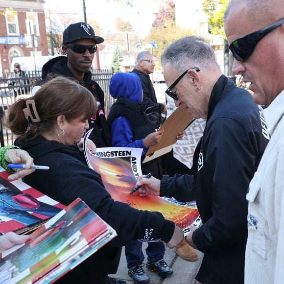 C'est lors d'un entretien avec "The Times" que Bruce Springsteen a expliqué ce qui lui permet de tenir le coup : il suit le régime OMAD.


Bruce Springsteen sur le set de Deliver Me From Nowhere à Bayonne New Jersey, dans lequel Jeremy Allen White l'interprète. Backgrid USA / Bestimage