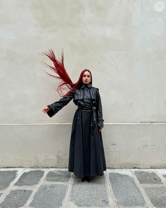Elle précise : "J'ai juste fait l'école primaire en France. Pour mon frère Inca qui a trois ans de plus que moi, ça ne s'était pas trop bien passé."

Instagram @ael.ael.ael