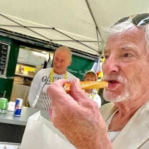Hugues Aufray - People à l'arrivée de la dernière étape du Tour de France 2023 entre Saint-Quentin-en-Yvelines et les Champs-Elysées à Paris le 23 juillet 2023. © Fabien Faure/bestimage