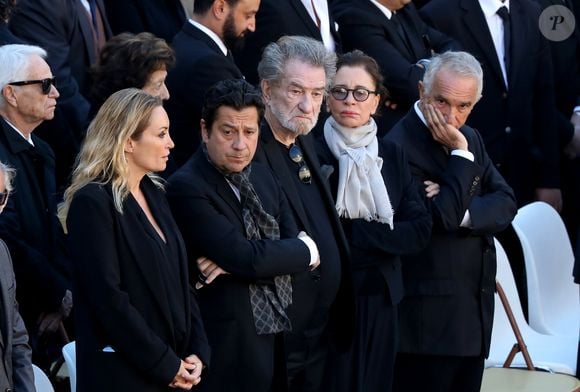 Laurent Gerra, Christelle Bardet, Eddy Mitchell, sa femme Muriel, Alain Terzian - Arrivées à l'hommage national à Charles Aznavour à l'Hôtel des Invalides à Paris. Le 5 octobre 2018
© Jacovides-Moreau / Bestimage