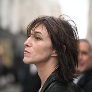 Un sacré coup dur pour Charlotte Gainsbourg. 
Charlotte Gainsbourg lors de la cérémonie de dévoilement de la plaque "Maison des Illustres" à la Maison Gainsbourg à Paris, France, le 2 avril 2024. ©Eliot Blondet/ABACAPRESS.COM