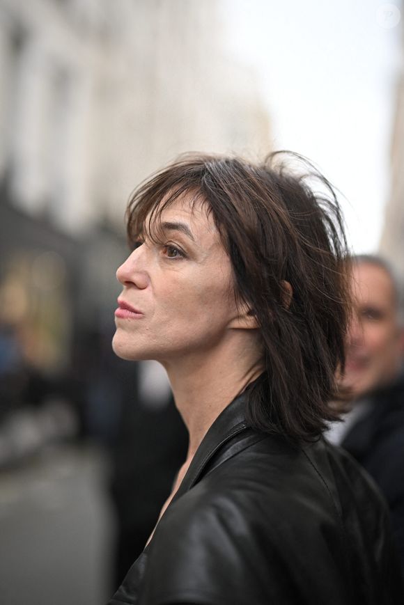 Un sacré coup dur pour Charlotte Gainsbourg. 
Charlotte Gainsbourg lors de la cérémonie de dévoilement de la plaque "Maison des Illustres" à la Maison Gainsbourg à Paris, France, le 2 avril 2024. ©Eliot Blondet/ABACAPRESS.COM