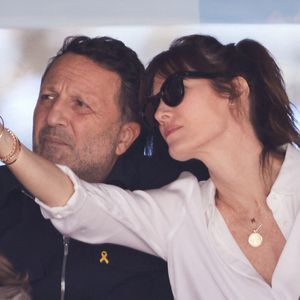 Arthur (Jacques Essebag) et sa femme Mareva Galanter, Alex Vizorek - Célébrités dans les tribunes de la finale homme des Internationaux de France de tennis de Roland Garros 2024 à Paris le 9 juin 2024. © Jacovides-Moreau/Bestimage