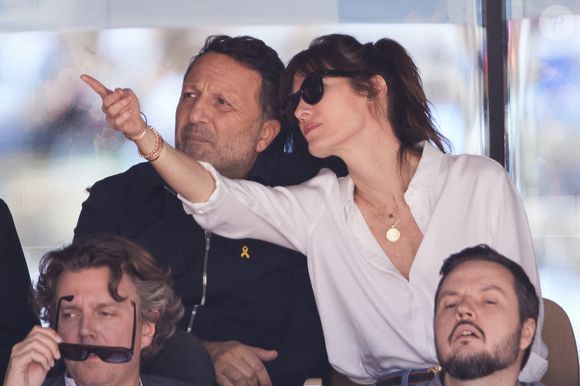 Arthur (Jacques Essebag) et sa femme Mareva Galanter, Alex Vizorek - Célébrités dans les tribunes de la finale homme des Internationaux de France de tennis de Roland Garros 2024 à Paris le 9 juin 2024. © Jacovides-Moreau/Bestimage