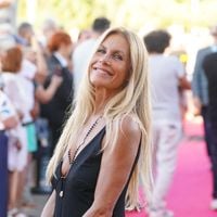 À 54 ans, Astrid Veillon change de look et opte pour une couleur tendance parfaite pour l'été !