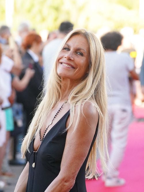 À 54 ans, Astrid Veillon change de look et opte pour une couleur tendance parfaite pour l'été !