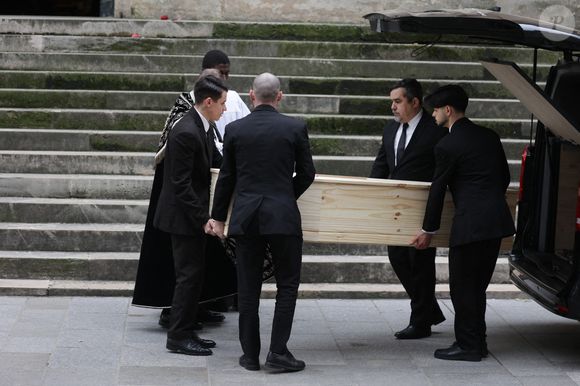 Une cérémonie sobre puisque Catherine Laborde ne voulait aucune couronnes de fleurs

Le cercueil arrivant à la cérémonie d'obsèques de Catherine Laborde à l'église Saint-Roch à Paris, France, le 6 février 2025. L'emblématique présentatrice météo de TF1 est décédée le 28 janvier 2025 à l'âge de 73 ans, des suites d'une démence à corps de Lewy, une maladie neurodégénérative dont Catherine Laborde souffrait depuis 2014. Photo by Nasser Berzane/ABACAPRESS.COM