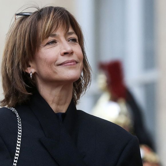 L'actrice, propulsée au rang de fiancée des Français à l'âge de 14 ans, a toujours affiché une beauté très naturelle. 

L'actrice Sophie Marceau - Arrivée des invités au dîner d'Etat en l'honneur du président chinois Xi Jinping et de sa femme la Première Dame Peng Liyuan au palais présidentiel de l'Elysée à Paris, France, le 6 mai 2024. © Stéphane Lemouton / Bestimage
