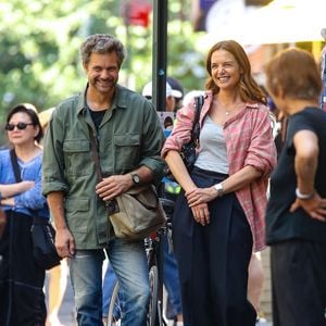 Katie Holmes et Joshua Jackson sur le tournage du film "Happy Hours" à New York le 8 août 2025. © Backgrid USA / Bestimage