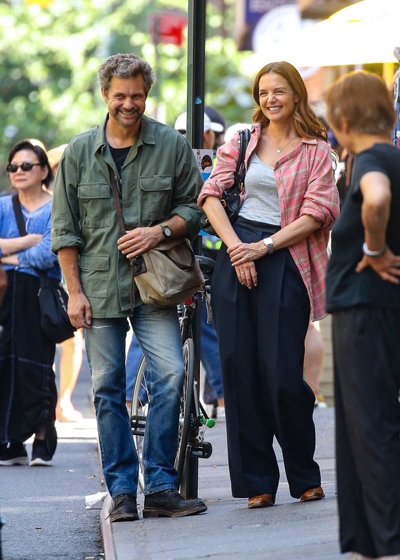 Katie Holmes et Joshua Jackson sur le tournage du film "Happy Hours" à New York le 8 août 2025. © Backgrid USA / Bestimage