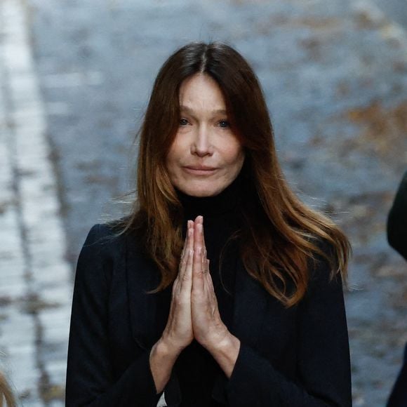 Star de la musica leggera, Ornella Vanoni, chanteuse italienne aux 50 millions de disques vendus, est morte à 91 ans. 

Carla Bruni - La famille et les soutiens de Nicolas Sarkozy se sont réunis devant son domicile le jour de son incarcération à la prison de la Santé à Paris
© Moreau / Jacovides / Bestimage