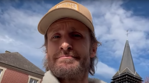 Philippe Lacheau lance un appel pour trouver un médecin dans le village de ses parents. @Chaîne YouTube de Gérard Lacheau, le père du comédien.