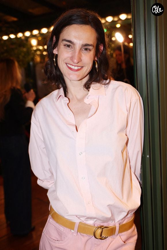 La comédienne poursuit aujourd’hui sa carrière entre théâtre, cinéma et télévision.

Nine d'Urso lors de la cérémonie de remise des Prix littéraires de La Closerie des Lilas 2026, qui s'est tenue à La Closerie des Lilas à Paris, en France, le 5 mai 2026. Photo de Jérôme Domine/ABACAPRESS.COM